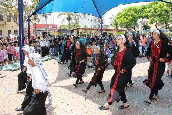 بالفيديو: العشرات يشاركون في البازار النسائي في حديقة العجمي بمدينة يافا 